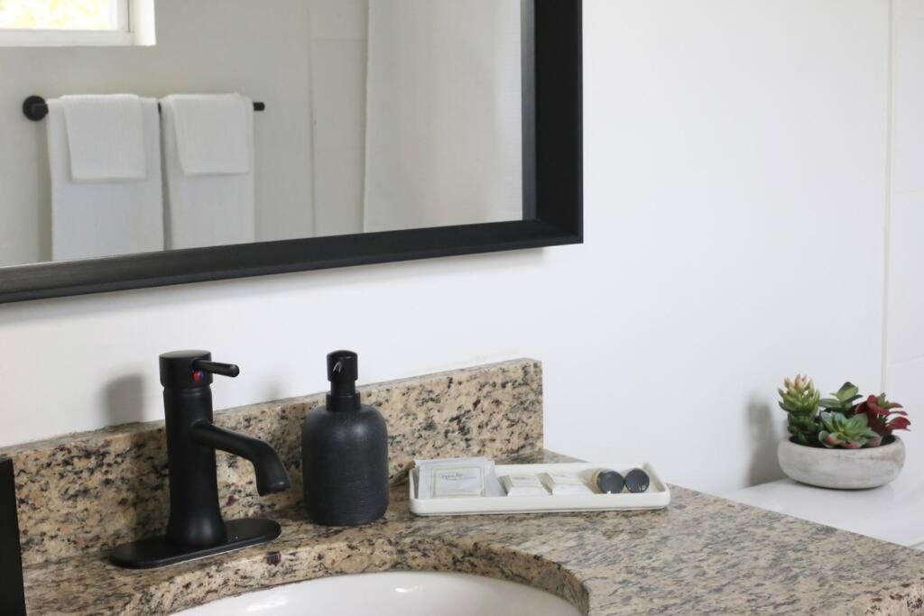 Sanctuary Gainesville Bright 2 Bedroom King Condo Εξωτερικό φωτογραφία